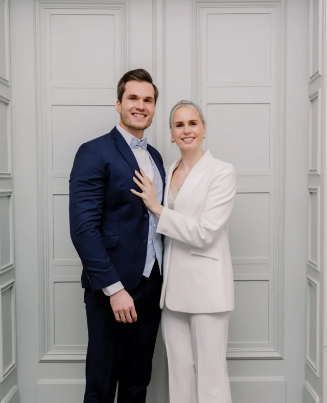 Catharina & Niklas – Ein Wintermärchen voller Liebe. ❄️✨❤
Eure standesamtliche Hochzeit im Dezember war ein Tag, der die Kälte vergessen ließ und die Herzen erwärmte. Mit jedem Lächeln, jeder Berührung und jedem liebevollen Blick habt ihr bewiesen, dass wahre Liebe auch die kältesten Tage zum Leuchten bringt.

Es war ein unbeschreiblich schönes Erlebnis, euren besonderen Moment festhalten zu dürfen – die Magie des ersten 'Ja', umgeben von der Ruhe des Winters und der Wärme eurer Herzen.

Ich bin zutiefst dankbar, Zeuge dieses wundervollen Kapitels eurer Liebesgeschichte gewesen zu sein. Möge dieses 'Ja' der Anfang von unzähligen weiteren unvergesslichen Momenten sein. ❤️
.
.
.
.

.
.
 #Winterhochzeit #StandesamtlicheLiebe ##hochzeitsfotografie  #hochzeit2025  #StandesamtlicheLiebe ##dezemberzauber